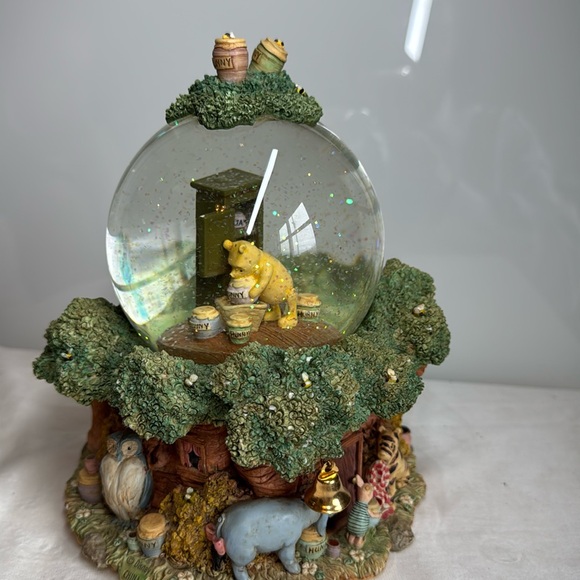 Rare  Disney Classic Winnie the Pooh and Friends Treehouse Musical Snow Globe - Picture 3 of 11